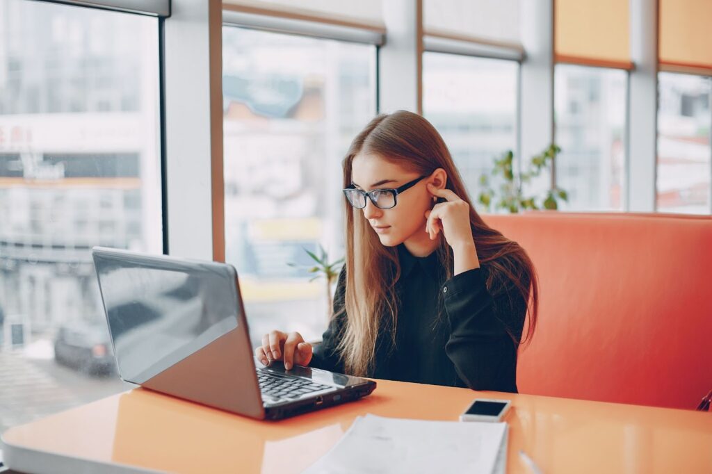 A girl studying online